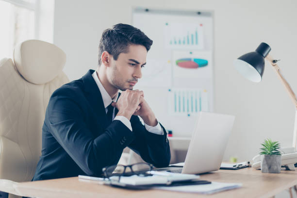 meio que virou o retrato de concentrado confiante ocupada trabalhadora líder inteligente inteligente inteligente bonito vestindo formal vestido-código sentado na informação de leitura da tabela na internet - technology contemplation clothing formalwear - fotografias e filmes do acervo