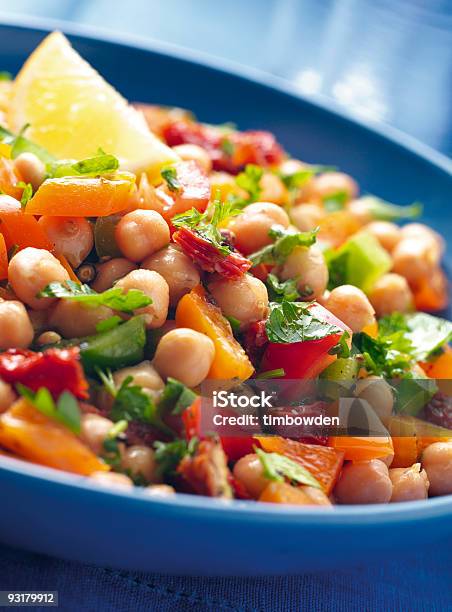 Foto de Salada De Grãodebico e mais fotos de stock de Frescura - Frescura, Fundo azul, Alimentação Saudável