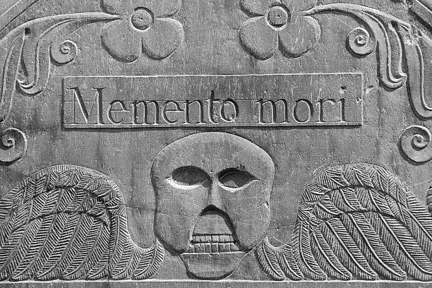 Memento Mori Detail from an 18th century headstone in a cemetery in Concord, Massachusetts. The winged death's head design was common in 18th century New England. "Memento mori" is Latin phrase, meaning, "Remember you will die." 18th century angel headstone stock pictures, royalty-free photos & images