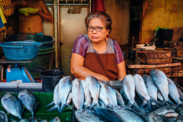 mulher vende peixe no mercado de rua em manila, filipinas - asian ethnicity philippines women beauty - fotografias e filmes do acervo