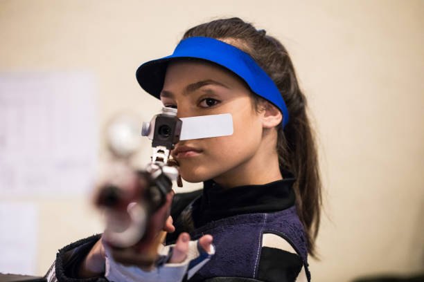 una mujer apuntando con un arma a la cámara - shooting women gun shotgun fotografías e imágenes de stock