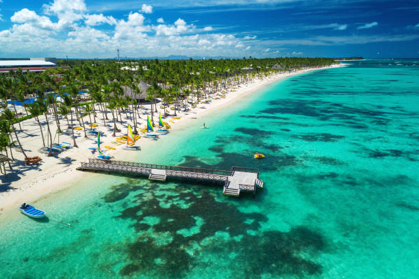 hava dron görünümü karayipler çare bavaro, punta cana, dominik cumhuriyeti - parasailing stok fotoğraflar ve resimler