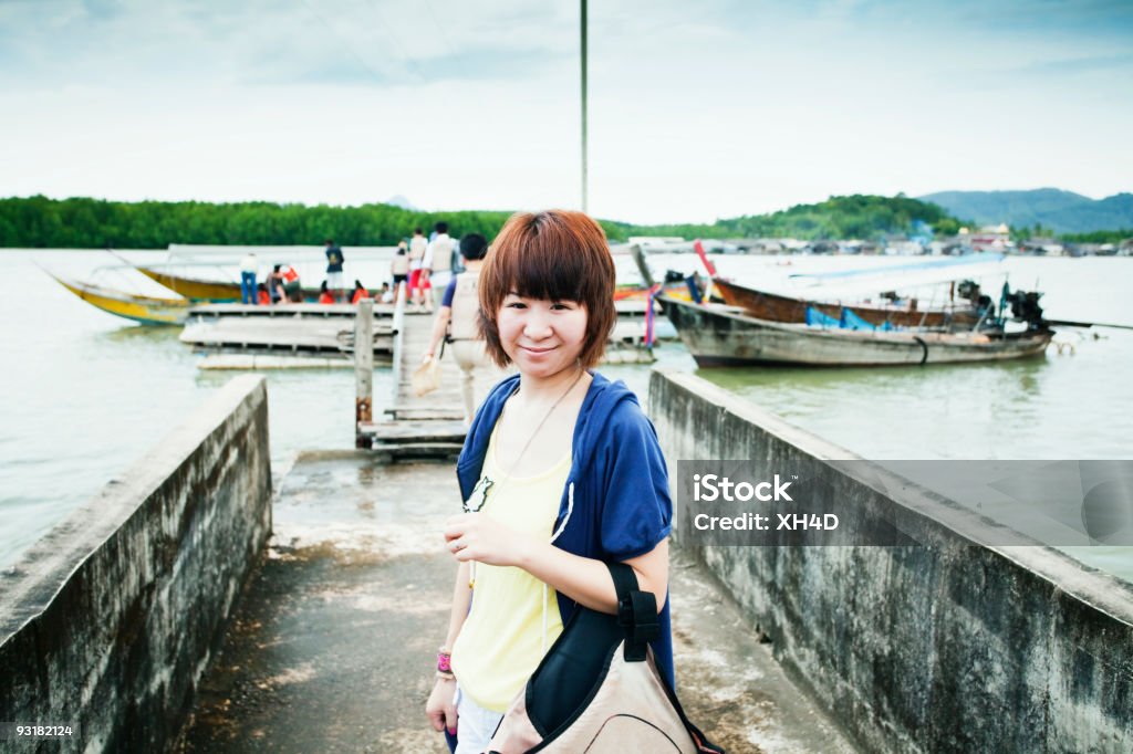 Fille prendre vie en veste à faire long bateau thaïlandais - Photo de Adulte libre de droits