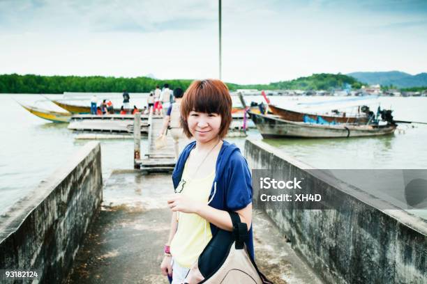 Photo libre de droit de Fille Prendre Vie En Veste À Faire Long Bateau Thaïlandais banque d'images et plus d'images libres de droit de Adulte