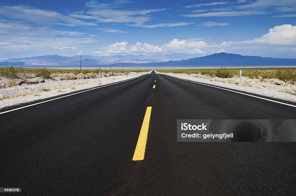 Desert Highway - Lizenzfrei Einspurige Straße Stock-Foto