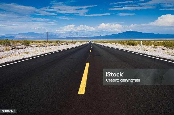 Desert Highway Stockfoto und mehr Bilder von Einspurige Straße - Einspurige Straße, Gerade, Straßenverkehr