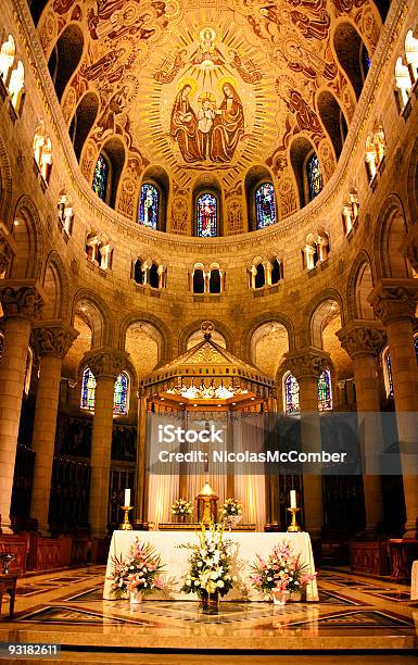 Foto de Catedral Católica Altar e mais fotos de stock de Arte - Arte, Catolicismo, Igreja