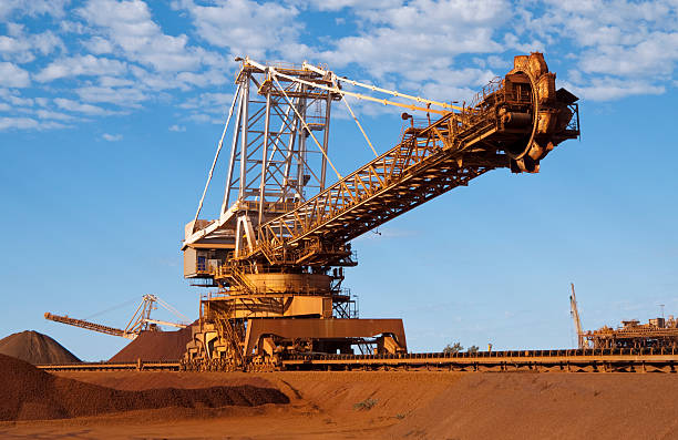 reclaimer on iron ore site  Reclaimer stock pictures, royalty-free photos & images