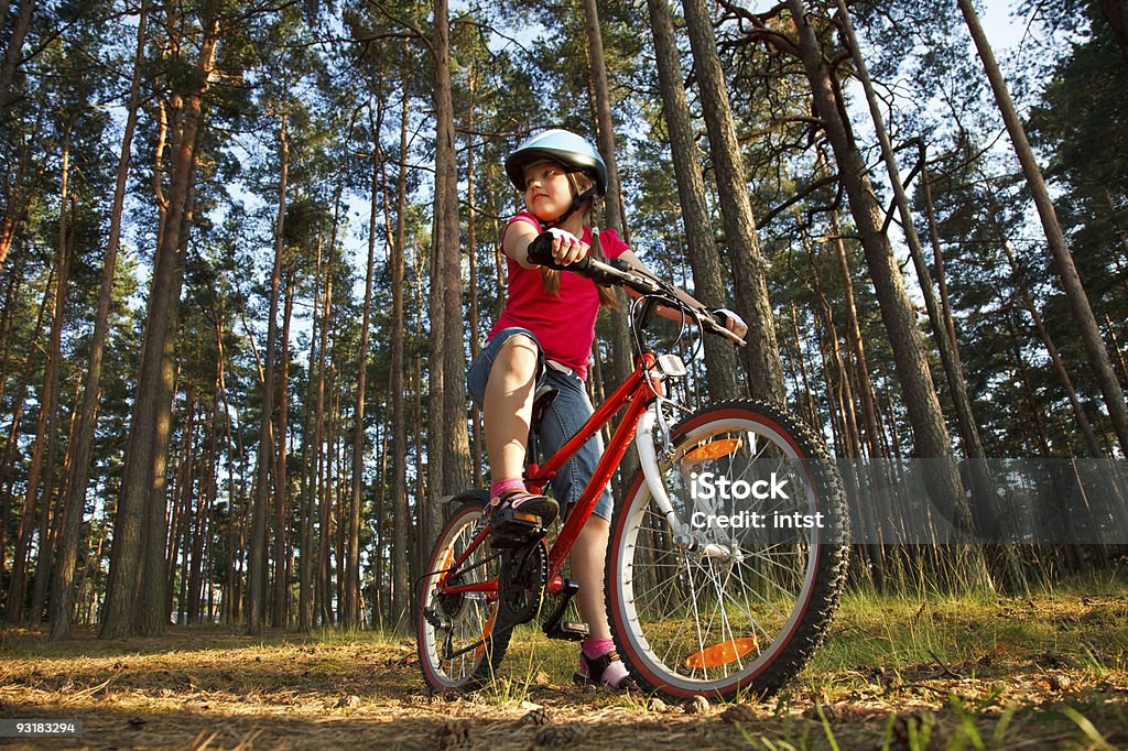 Petite fille à vélo dans la forêt. - Photo de Vélo libre de droits