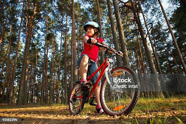Photo libre de droit de Petite Fille À Vélo Dans La Forêt banque d'images et plus d'images libres de droit de Vélo - Vélo, Enfant, Rouge