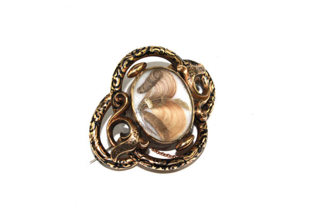 colección de la joyería de luto antiguo vintage broche sobre fondo blanco - brooch jewelry antique gem fotografías e im�ágenes de stock