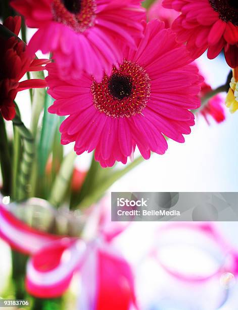 Foto de Vaso De Flores Brancas E Corderosa Para Um Casamento e mais fotos de stock de Bouquet
