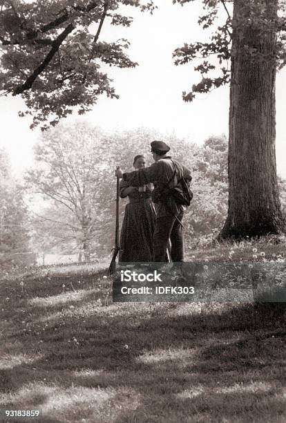 Soldier Y Mujer Foto de stock y más banco de imágenes de Adulto - Adulto, Civil, Color - Tipo de imagen