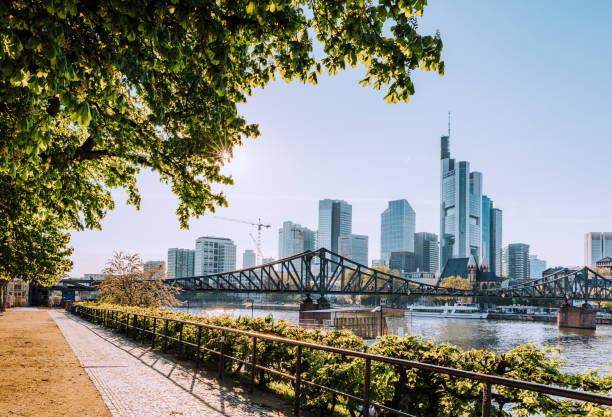 kuvapankkikuvat ja rojaltivapaat kuvat aiheesta frankfurtin taivaanranta auringolla - frankfurt am main