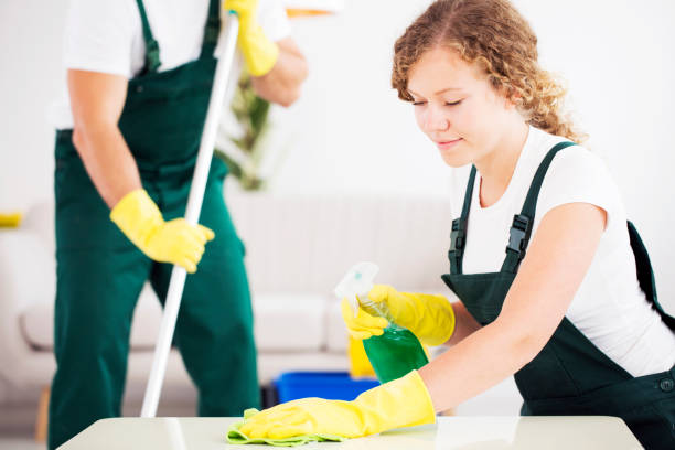 istock Woman in yellow gloves 931846502