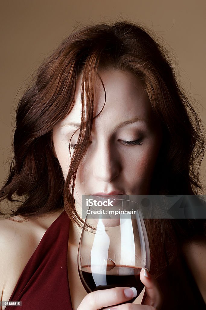 Cheveux roux femme regardant dans un verre de vin - Photo de Adulte libre de droits