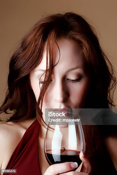 Rosso Donna Alla Ricerca Di Un Bicchiere Di Vino - Fotografie stock e altre immagini di Adulto - Adulto, Alchol, Allegro