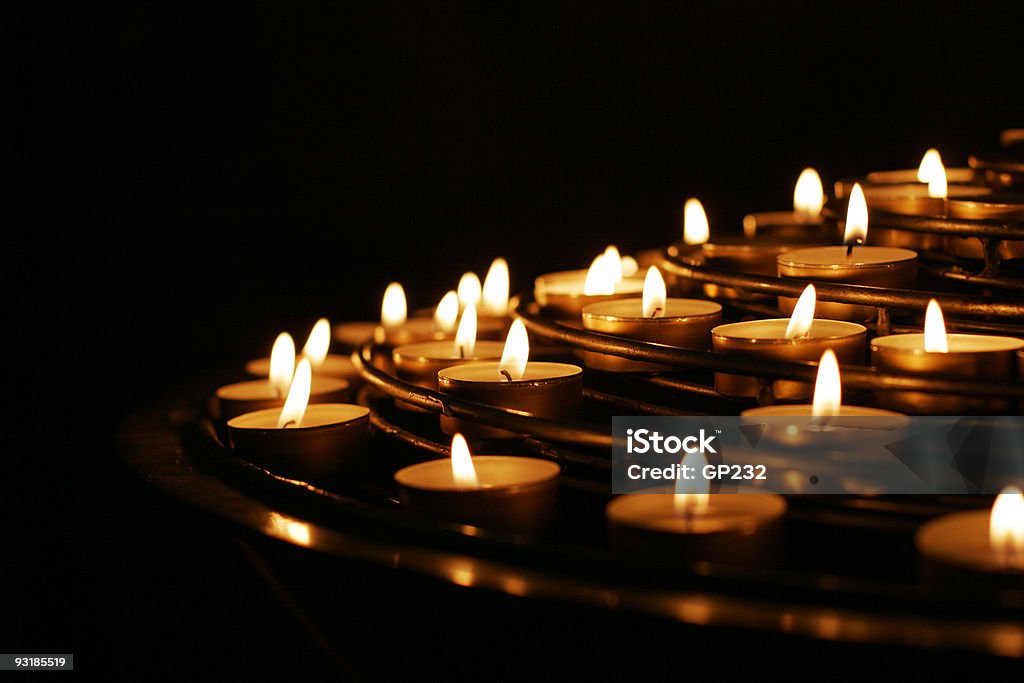 Oração velas - Foto de stock de Segurar royalty-free