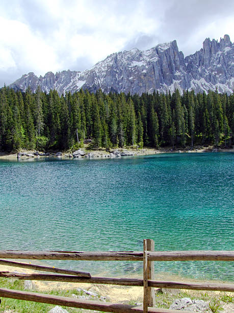 lago carezza - lake mountain north tirol austria - fotografias e filmes do acervo