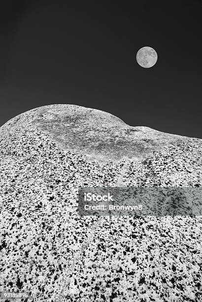 Isolation Stockfoto und mehr Bilder von Der Mann im Mond - Der Mann im Mond, Abenddämmerung, Abgeschiedenheit