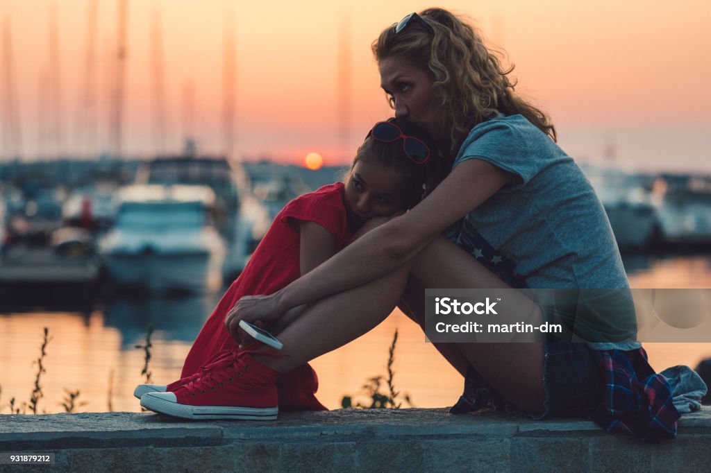 Alleinerziehende Mutter mit Kind im Urlaub am Meer - Lizenzfrei Traurigkeit Stock-Foto