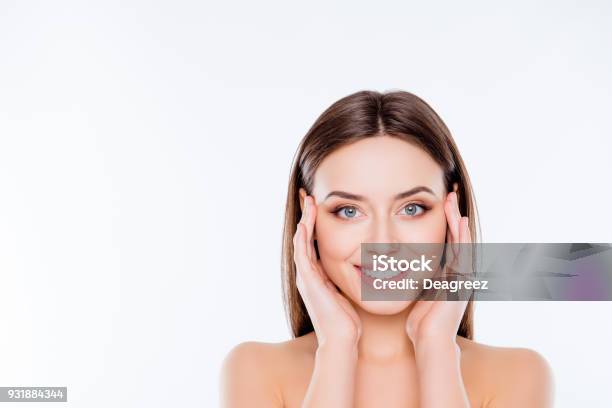 Foto de Conceito De Modelo Juventude Pureza Frescor Fechar Foto De Linda Com Sensual Soft Liso Impecável Que Sem Rugas Pele Mulher Tocando As Bochechas De Templos Com Palmas Isoladas No Fundo Branco Cópiaespaço e mais fotos de stock de Máscara facial