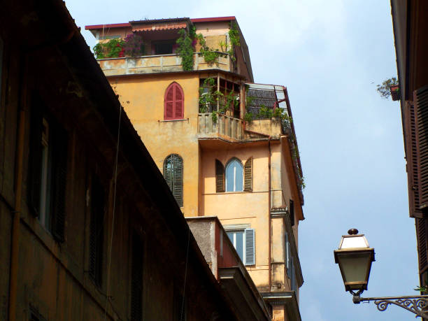 istock Lamp post and house in Rome, Italy 931887430