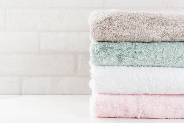 wellness entspannen und baden konzept - softness textile pink terry cloth stock-fotos und bilder