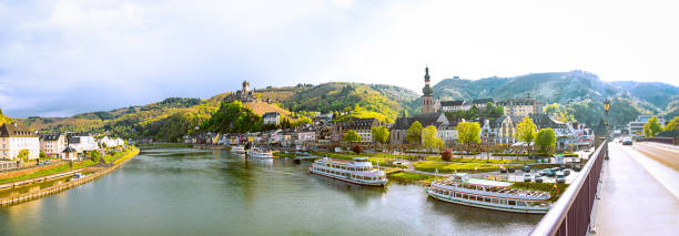 pejzaż miasta cochem i mozela, niemcy - cochem zdjęcia i obrazy z banku zdjęć