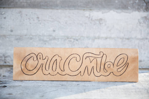 istock Wooden board with sign in russian - happiness 931896596