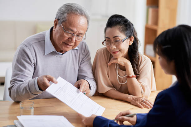 studiare il contratto di acquisto immobiliare - palazzo signorile foto e immagini stock