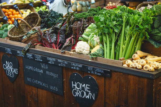 puesto de vegetales en el mercado, incluyendo el apio, la chirivía y el brócoli. - retail london england uk people fotografías e imágenes de stock