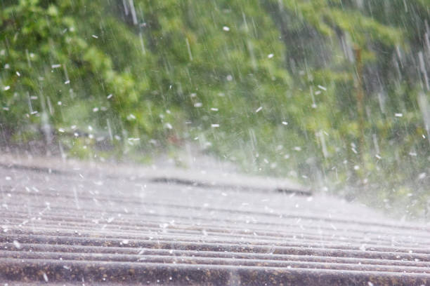 chuva de verão com granizo cai sobre o telhado de ardósia - storm damage - fotografias e filmes do acervo