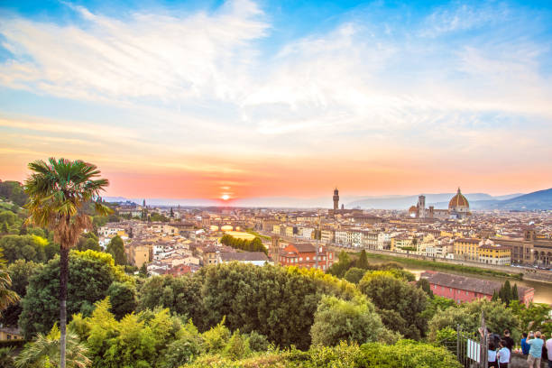 incroyablement belle vue panoramique magique de florence de la place michelangelo au coucher du soleil. c’est un pèlerinage des touristes et des romantiques. cathédrale du duomo. italie, toscane - romantics photos et images de collection