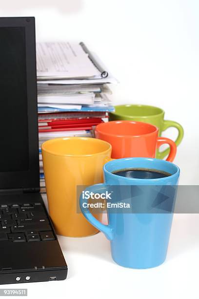 Foto de Muitos Trabalho Faça Uma Pausa e mais fotos de stock de Laptop - Laptop, Amontoamento, Branco