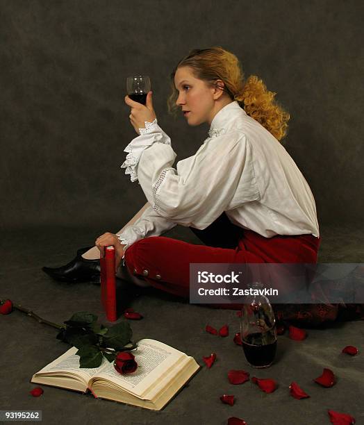Jeśli Jest To Prawda I Radości - zdjęcia stockowe i więcej obrazów Butelka wina - Butelka wina, Czerwony, Czytać