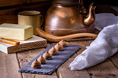 schokoladen-tr%C3%BCffel-auf-holztisch-mit-tee-und-butter-block.jpg?b=1&s=170x170&k=20&c=EpWDM2fXkOR8lXjoDoZTUpWiJO7PwKUlXHoRxU6Vxws=
