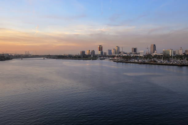 widok na long beach marina, kalifornia ze statku wycieczkowego podczas zmierzchu - los angeles county long beach california sunset zdjęcia i obrazy z banku zdjęć