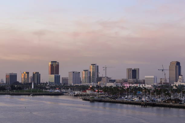 widok na long beach marina, kalifornia ze statku wycieczkowego podczas zmierzchu - los angeles county long beach california sunset zdjęcia i obrazy z banku zdjęć