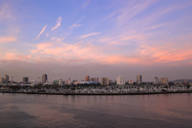 widok na long beach marina, kalifornia ze statku wycieczkowego podczas zmierzchu - los angeles county long beach california sunset zdjęcia i obrazy z banku zdjęć