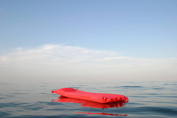 사용처 적이 있습니까? - pool raft sea red floating on water 뉴스 사진 이미지