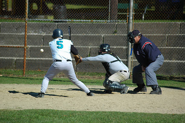 공 또는 파업? - baseball catcher baseball umpire batting baseball player 뉴스 사진 이미지