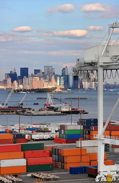 ニューヨークの貨物を一望 - new jersey usa commercial dock cityscape ストックフォトと画像