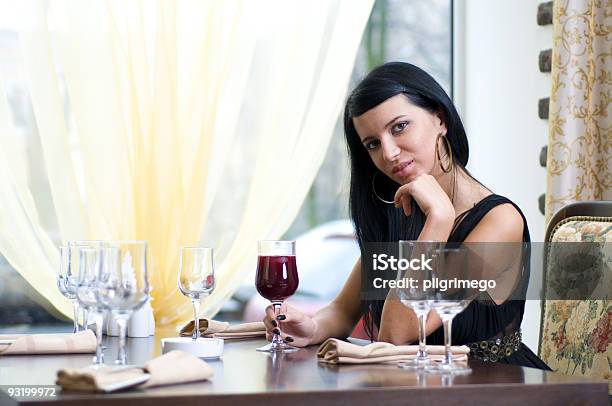 В Ресторане — стоковые фотографии и другие картинки Алкоголь - напиток - Алкоголь - напиток, В помещении, Вечернее платье