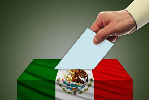 Man voting on elections Mexico - USA