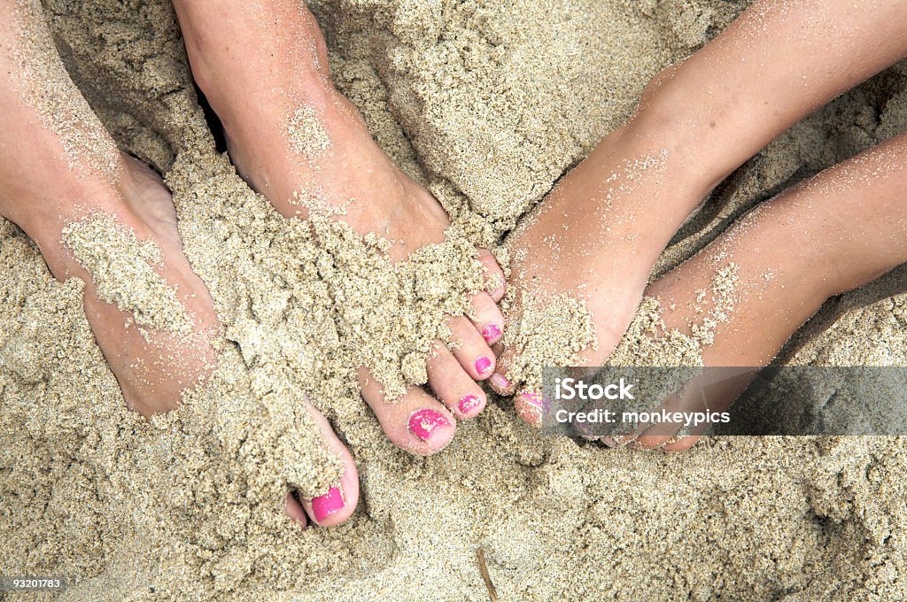 Piedi sulla spiaggia - Foto stock royalty-free di Figlia femmina