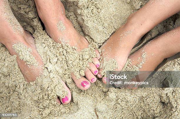 Piedi Sulla Spiaggia - Fotografie stock e altre immagini di Figlia femmina - Figlia femmina, Madre, Pedicure