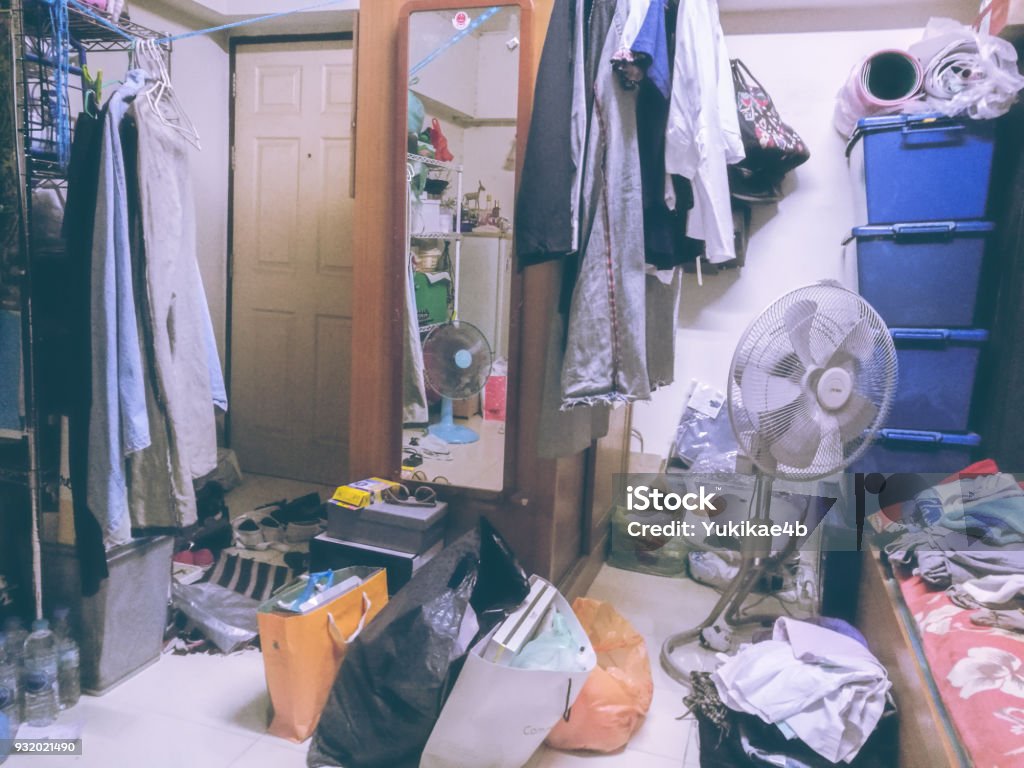 Habitación está desordenada con toda ropa lavandería pero no se puede administrar en el armario - Foto de stock de Desordenado libre de derechos