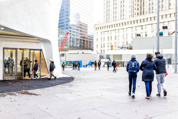 persone che entrano in porte presso l'hub di trasporto oculus presso la stazione della metropolitana world trade center di new york, costruzione, ingresso freddo esterno all'edificio - fulton market foto e immagini stock