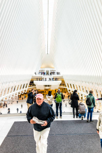 persone nell'hub di trasporto di oculus alla stazione della metropolitana world trade center di new york, pendolari, molte affollate sale della folla - fulton market foto e immagini stock